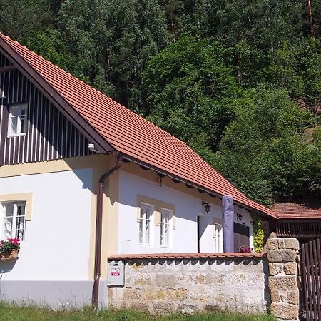 Hlucov Lesni Chalupa Kokorin Buitenkant foto