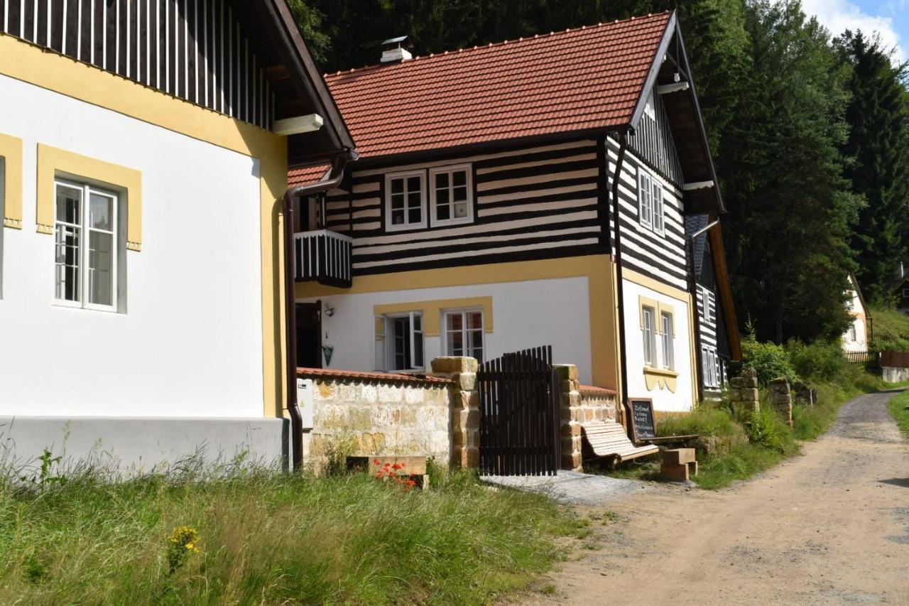 Hlucov Lesni Chalupa Kokorin Buitenkant foto