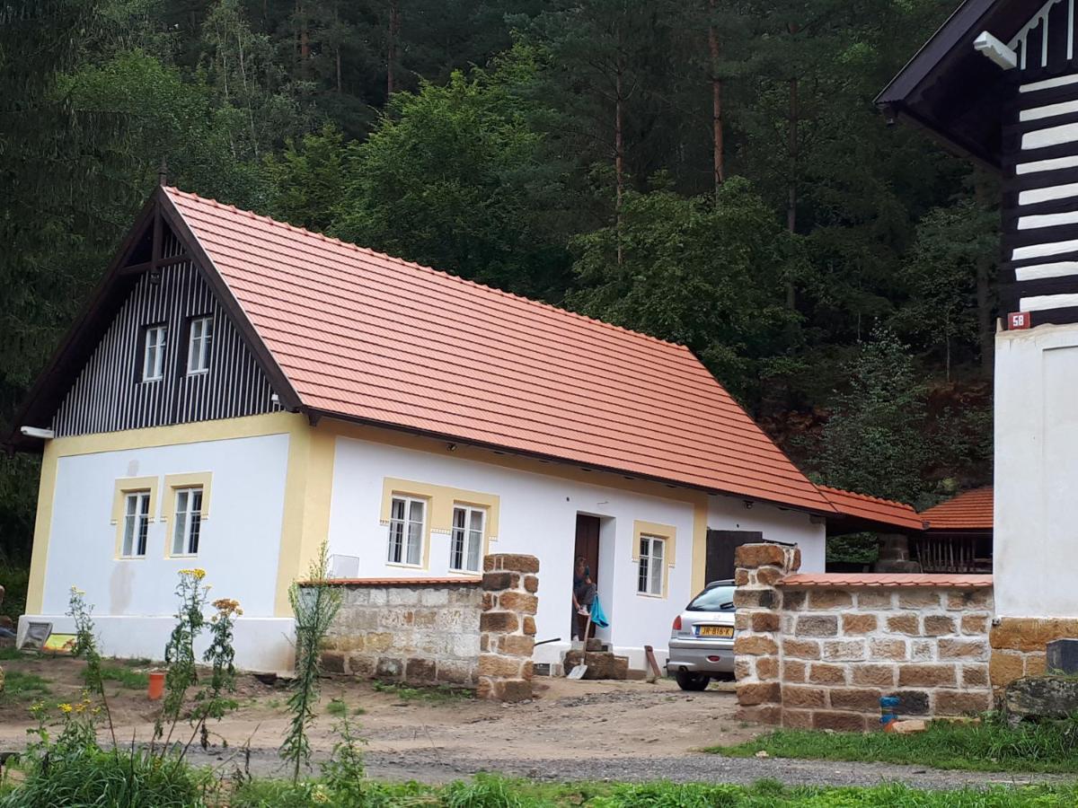 Hlucov Lesni Chalupa Kokorin Buitenkant foto