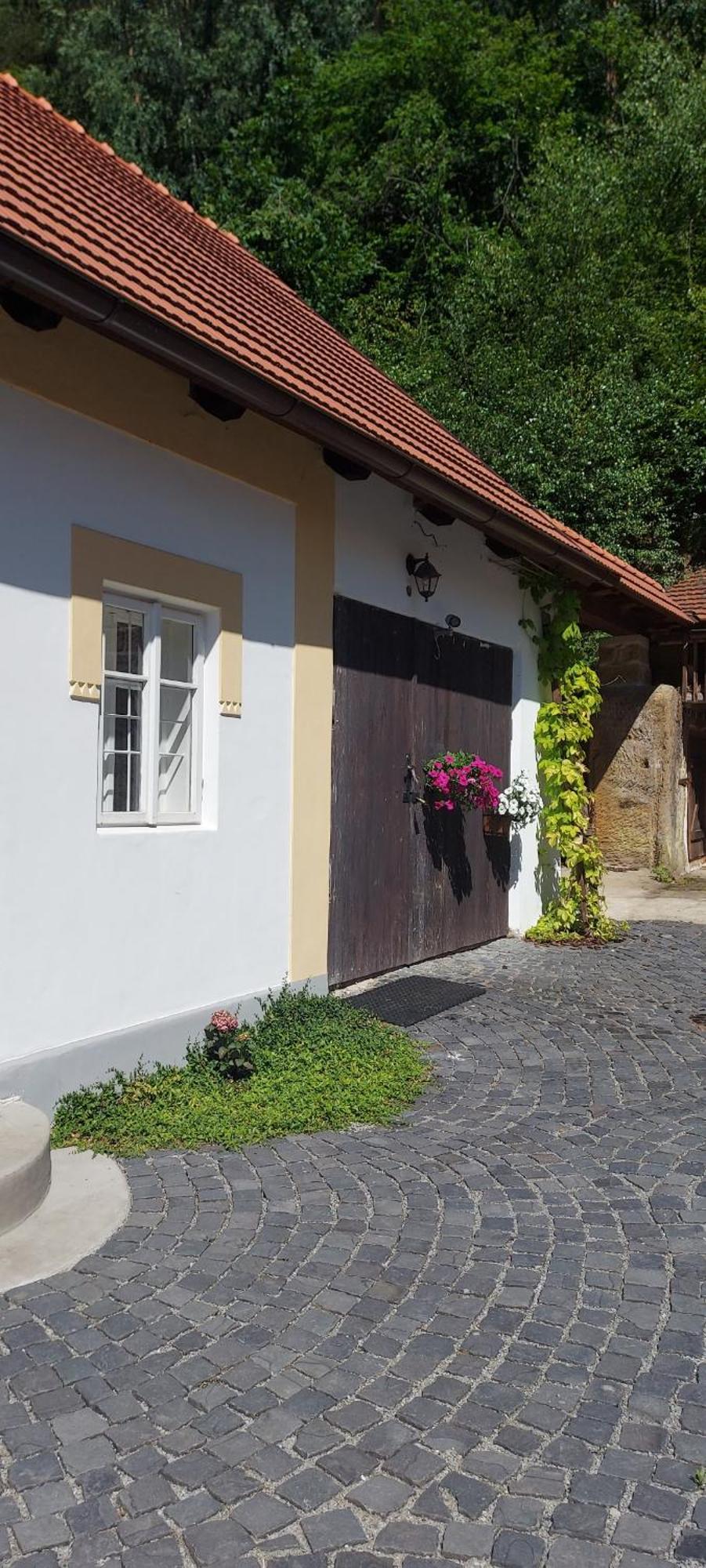 Hlucov Lesni Chalupa Kokorin Buitenkant foto