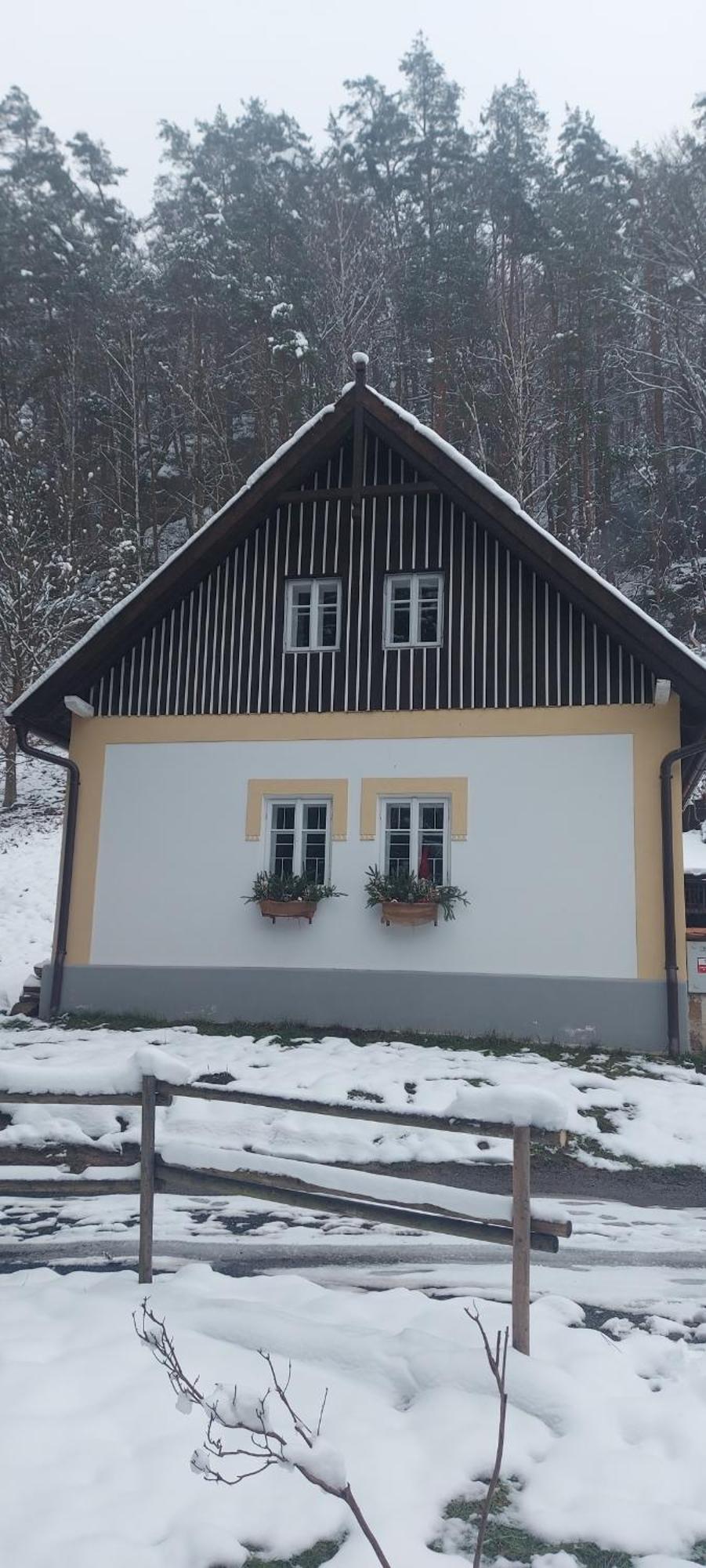 Hlucov Lesni Chalupa Kokorin Buitenkant foto