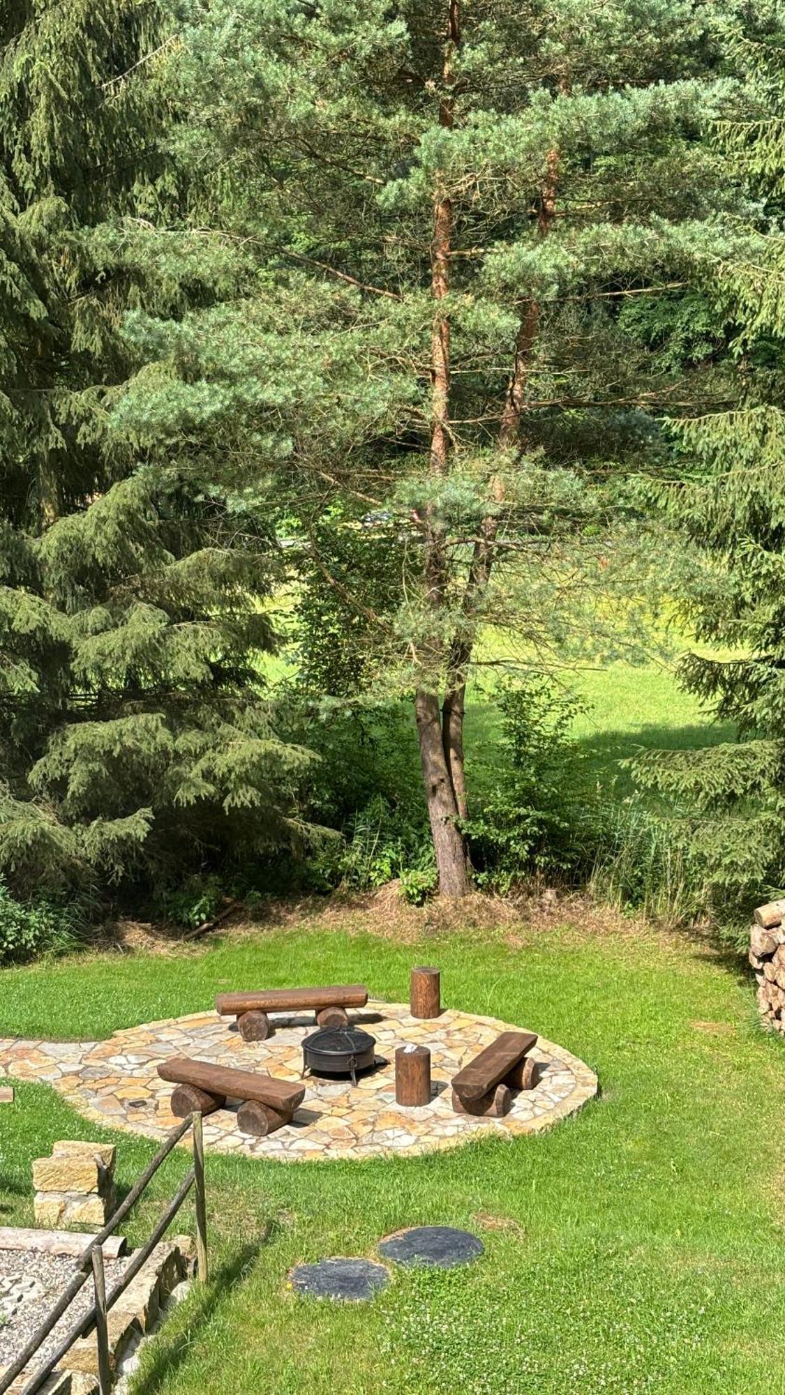Hlucov Lesni Chalupa Kokorin Buitenkant foto